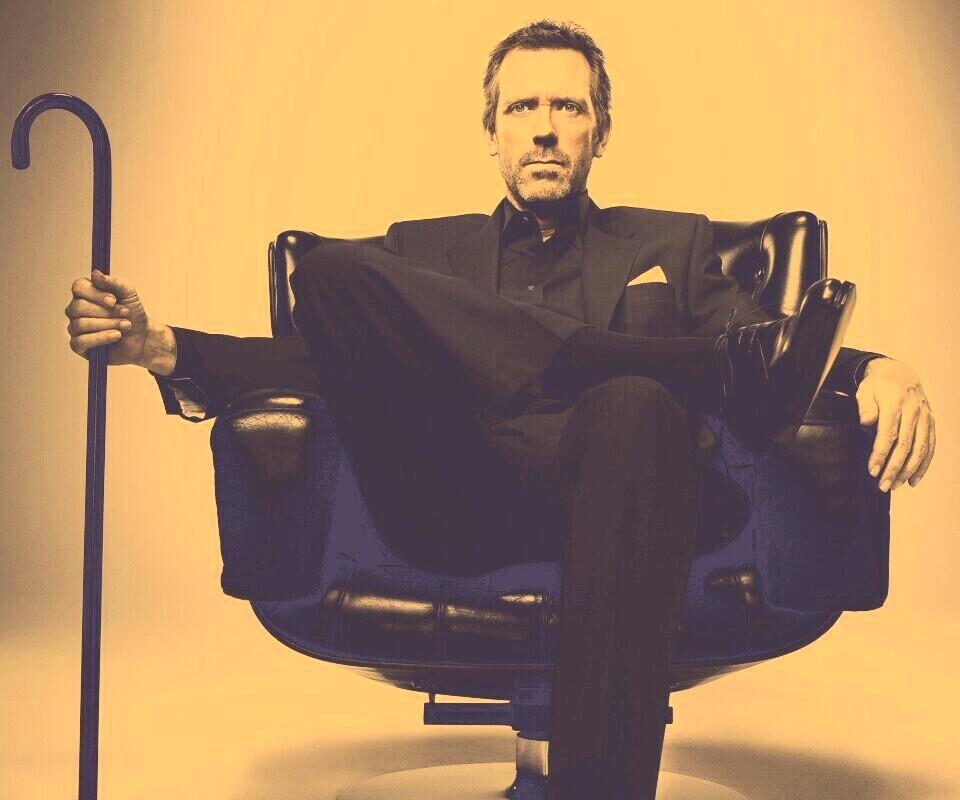 Хью Лори в кресле обои