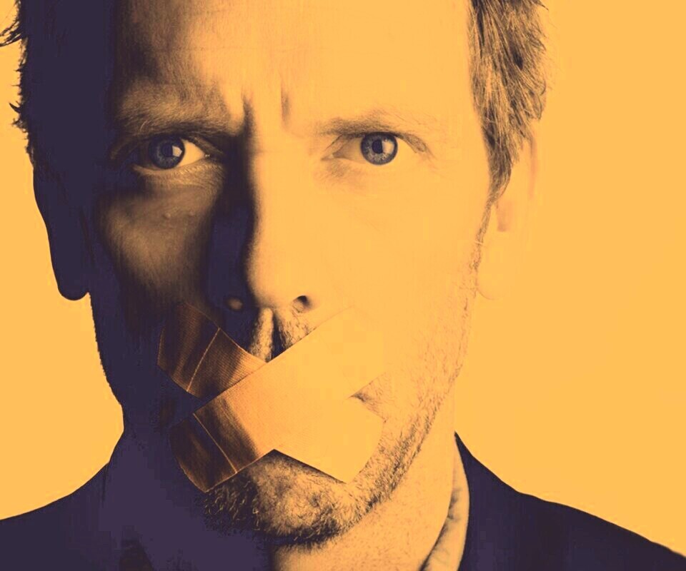 Хаус с пластырем на рту обои