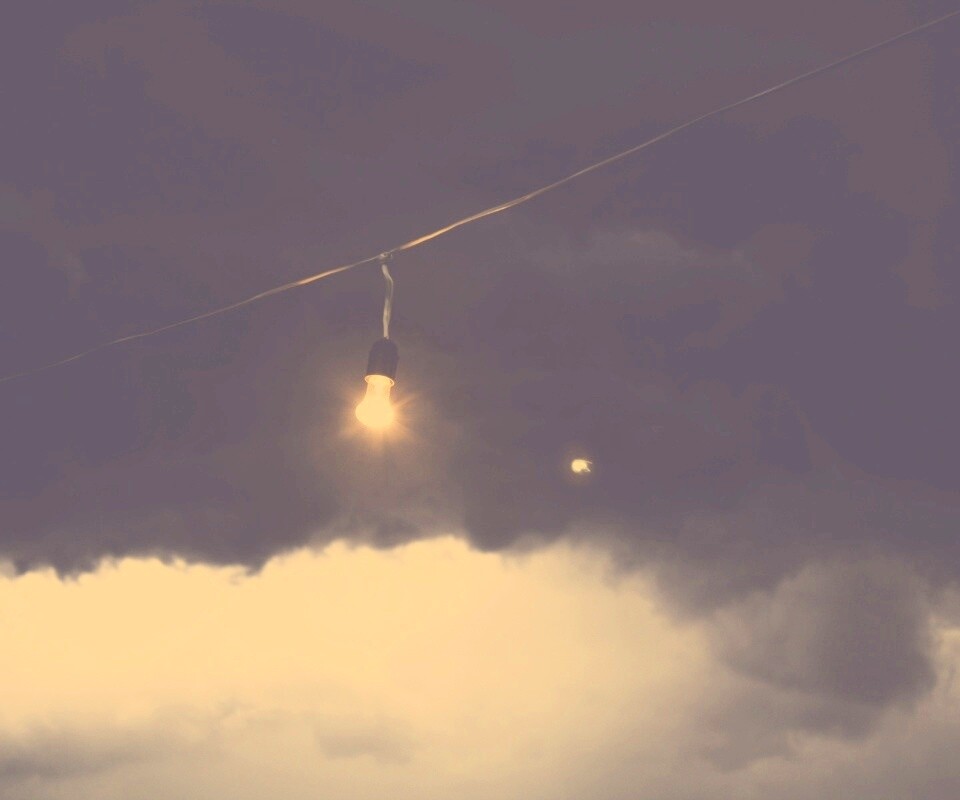 Лампочка на фоне туч обои