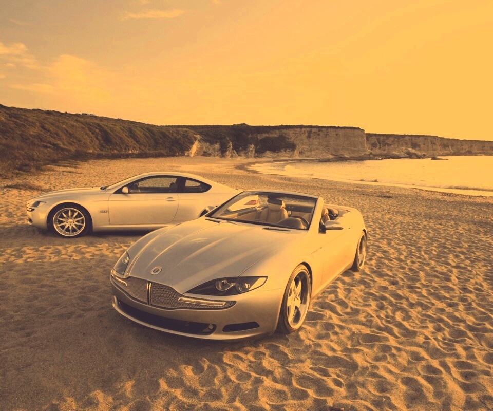 Два спорткара на берегу моря обои