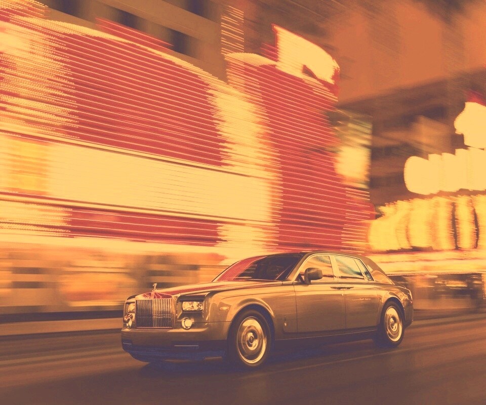 Rolls-Royce Phantom едет через город обои