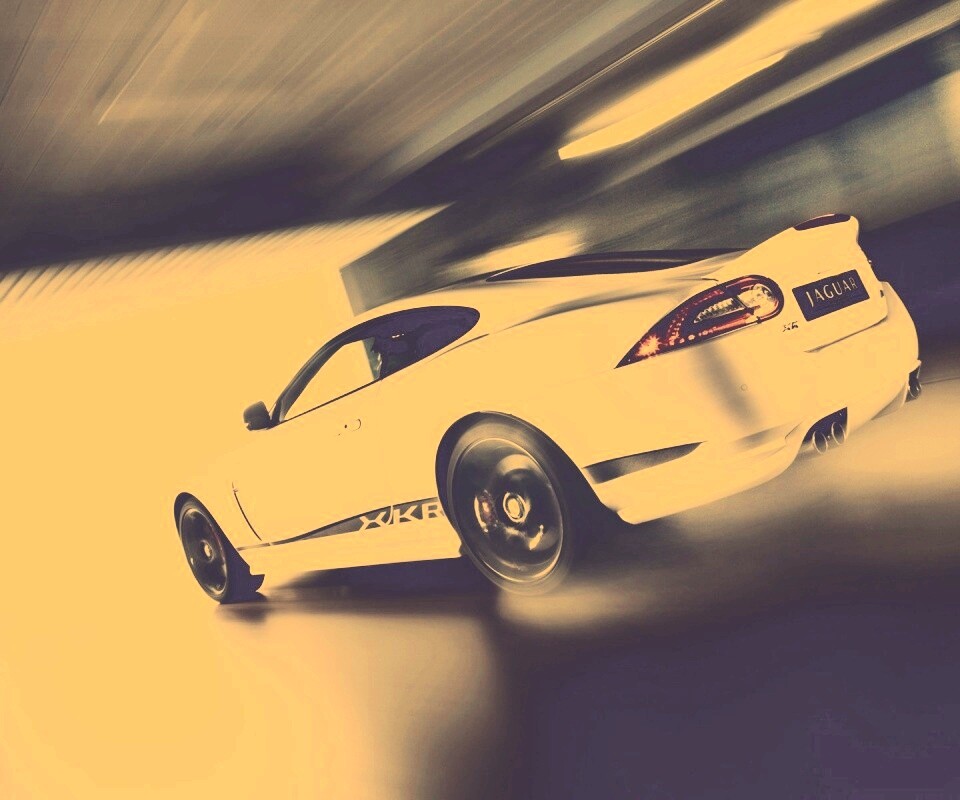 Белый ягуар в гараже обои