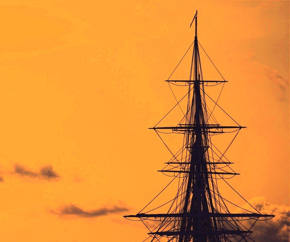 Мачта корабля на фоне неба обои