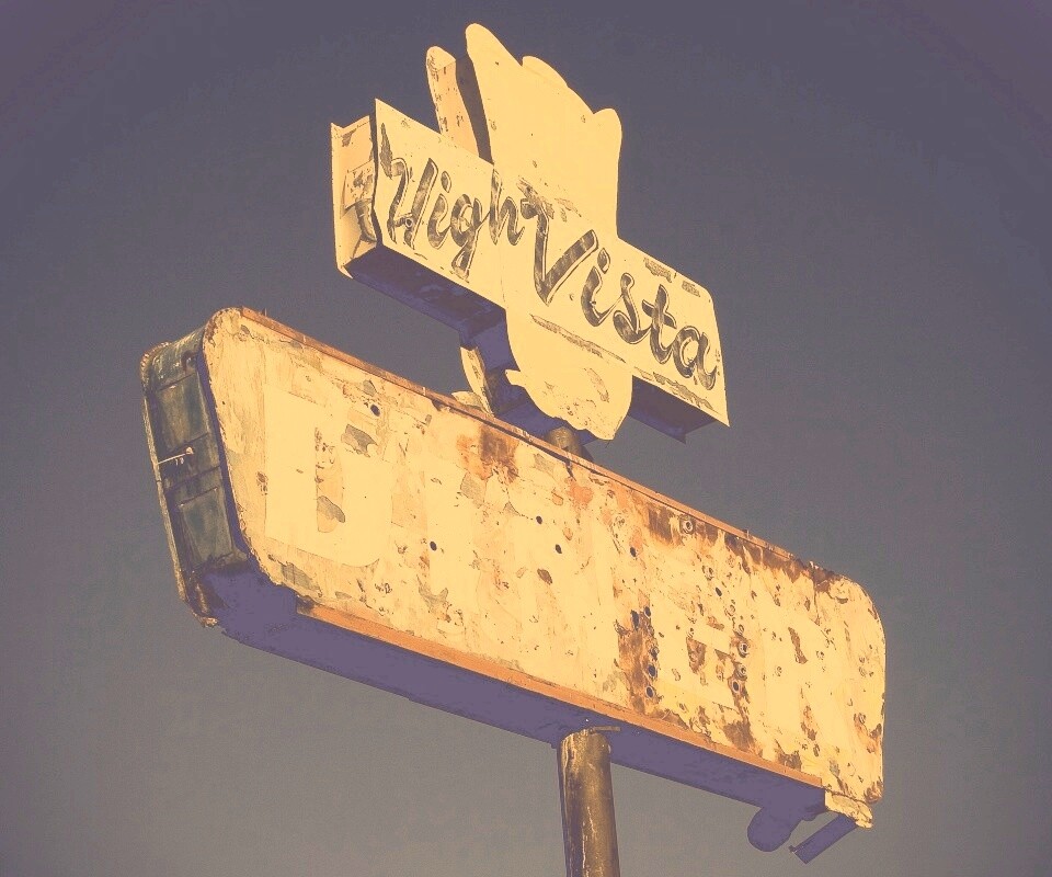 Вывеска заброшенного ресторанчика обои