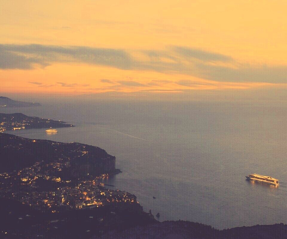 Городок у моря обои