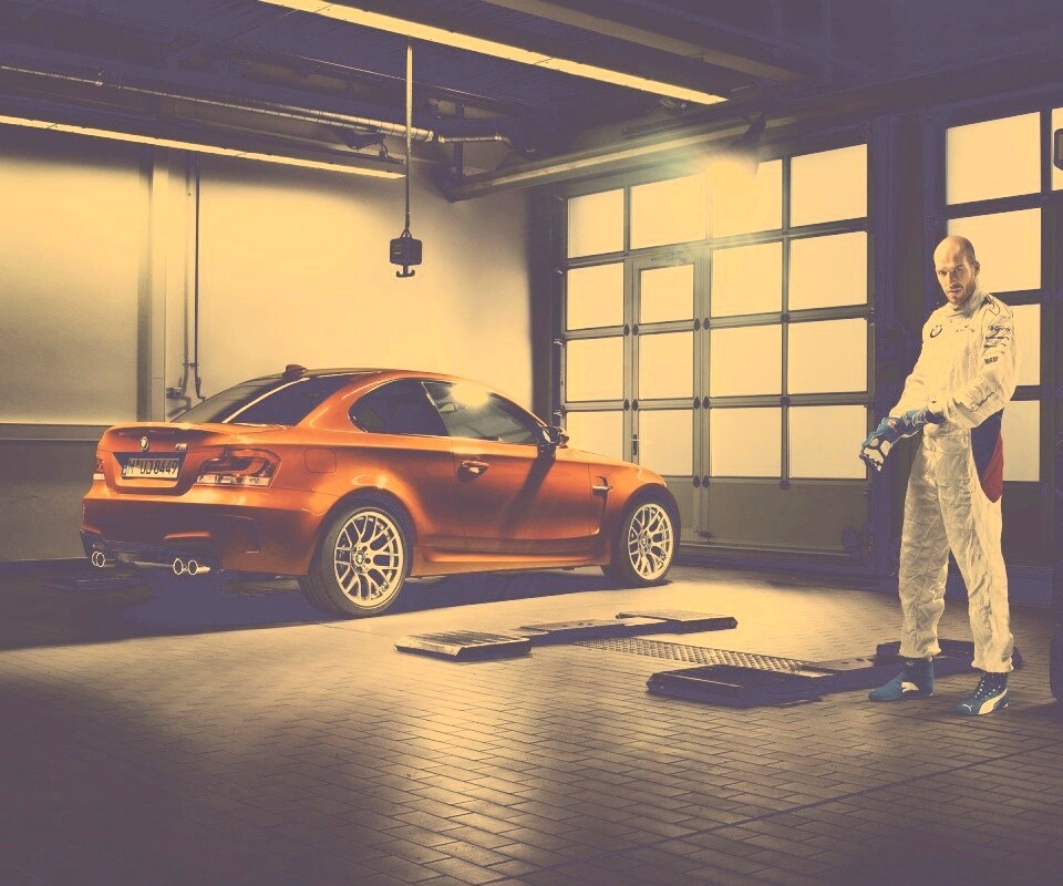 Гонщик и BMW M1 в гараже обои