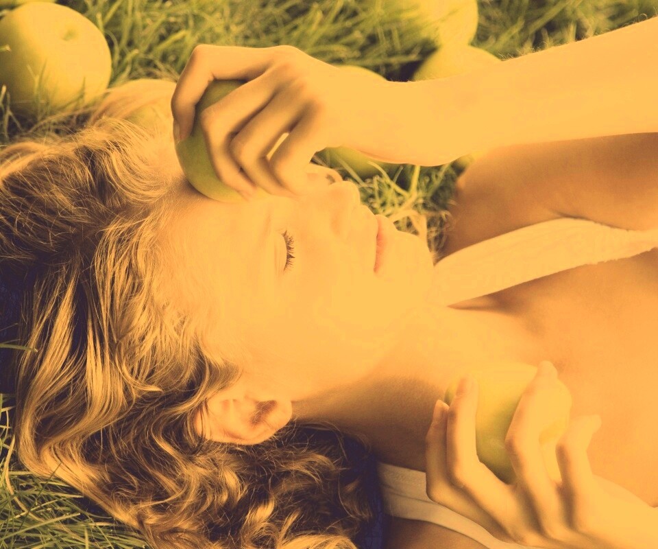 Девушка с яблоками обои