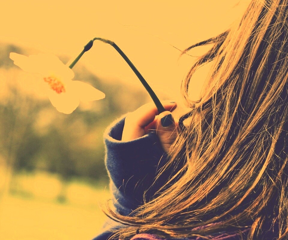 Девушка с нарциссом в руке обои