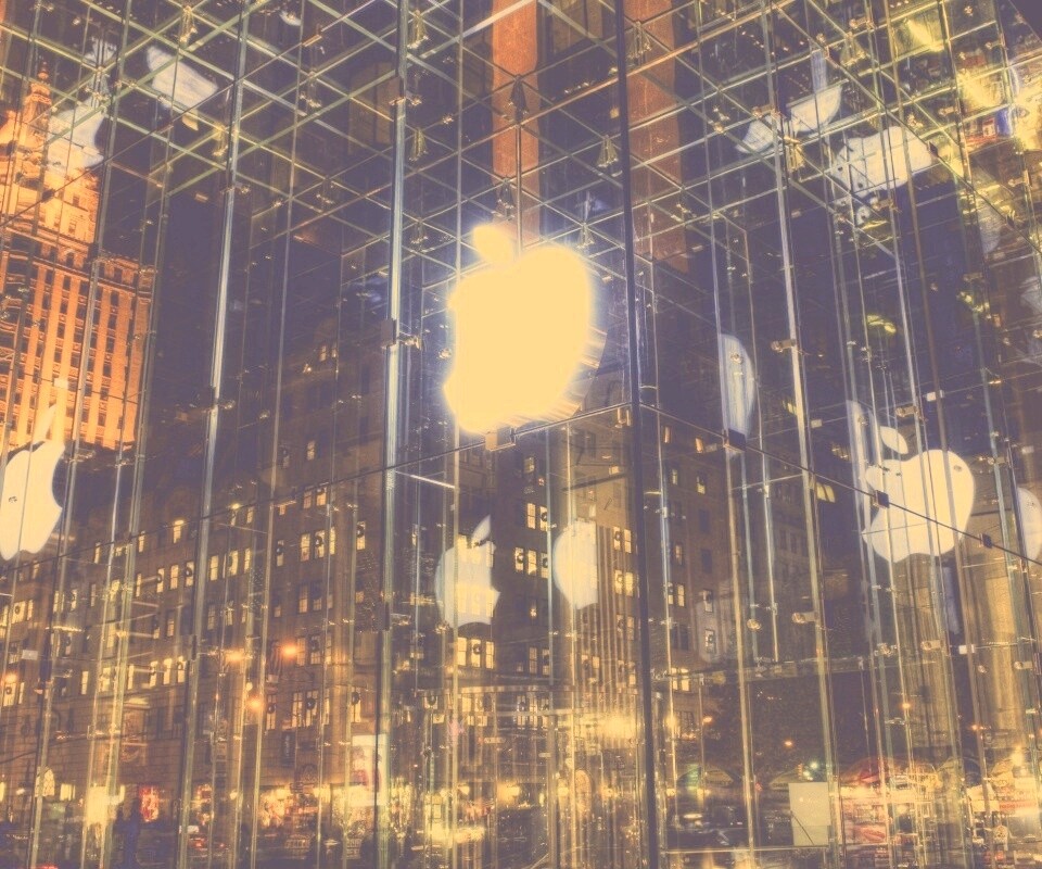 Отражение логотипа Apple в стеклянном здании обои