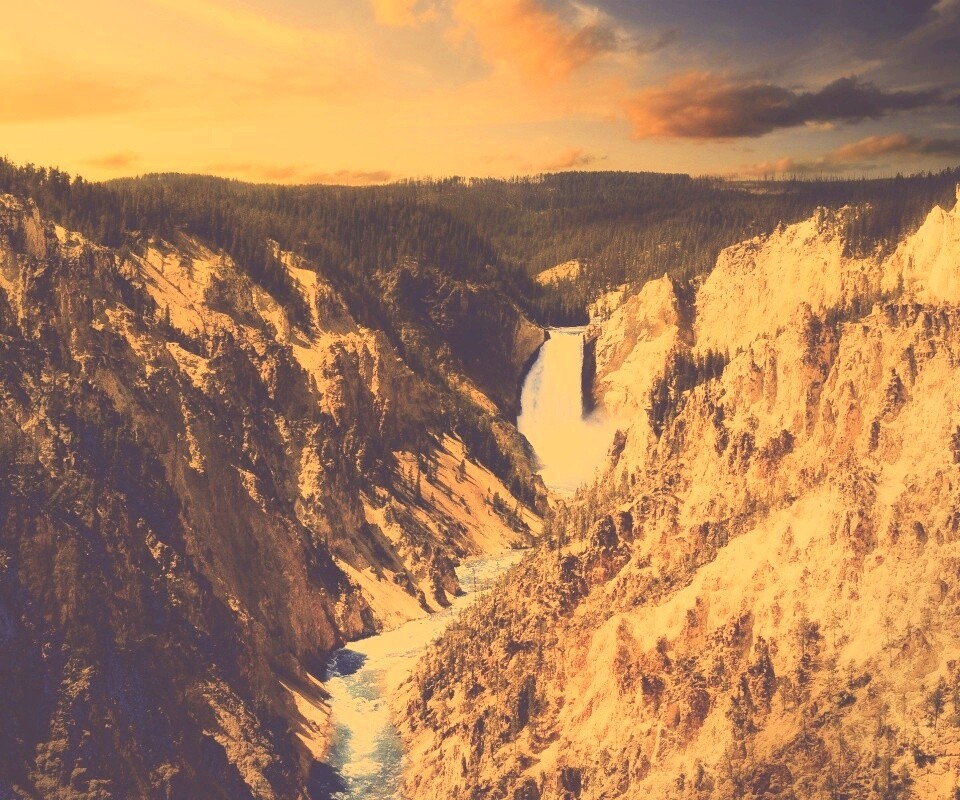 Водопад в скалистой местности обои