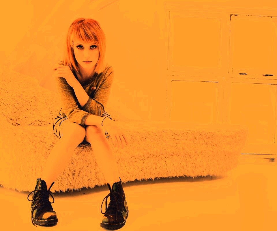 Рыжая в комнате обои