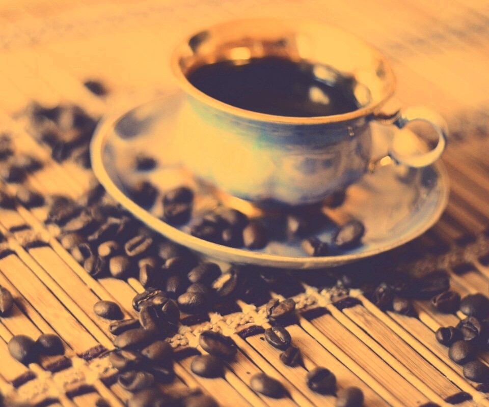 Чашка кофе и немного зерен обои