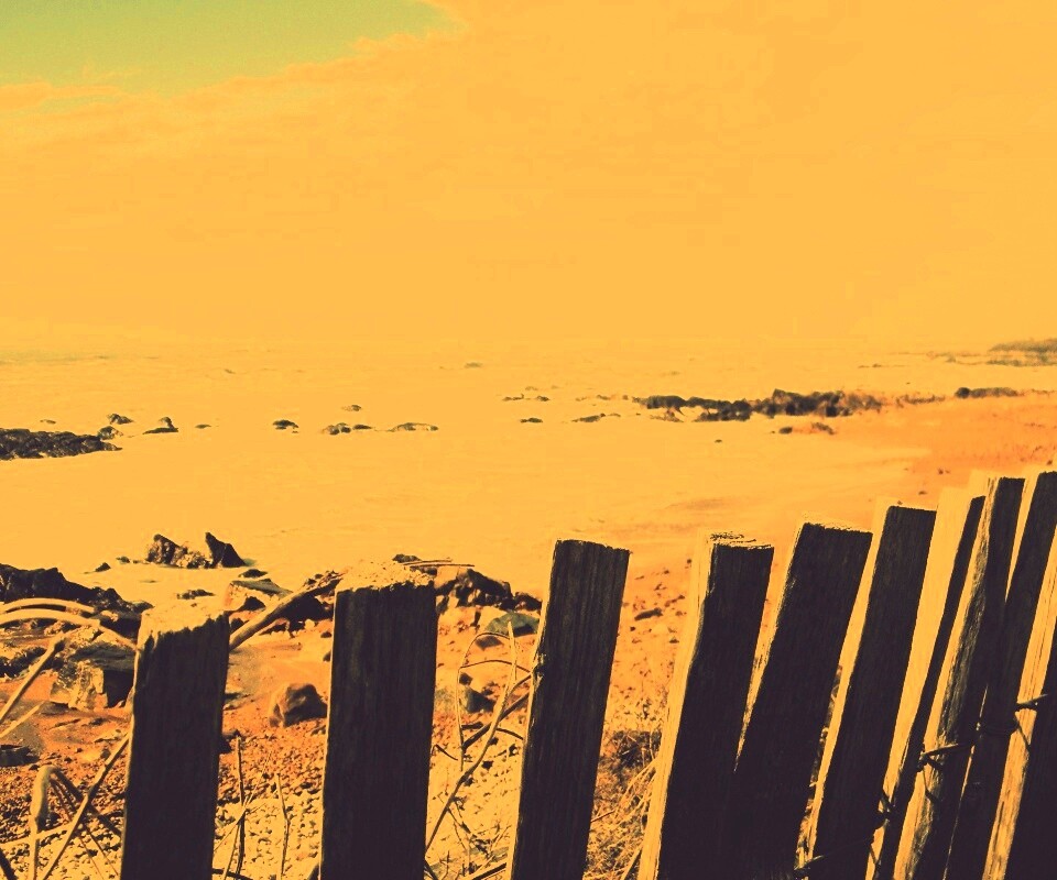 Закрытый пляж за забором обои