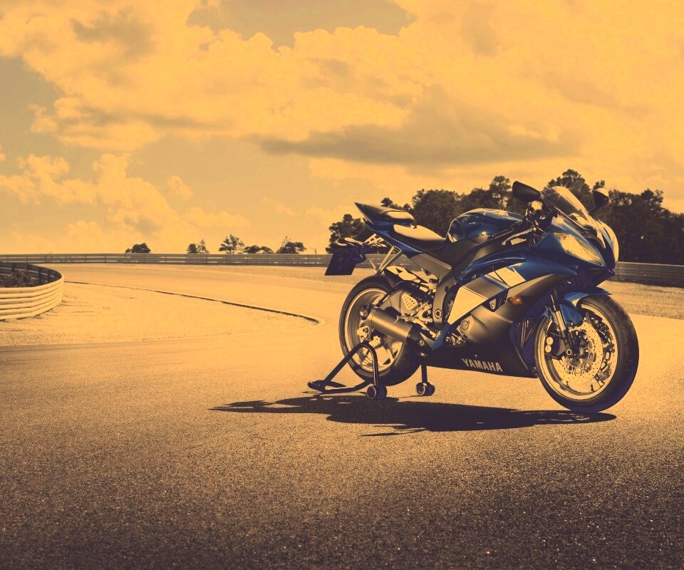 Yamaha R6 на трассе обои