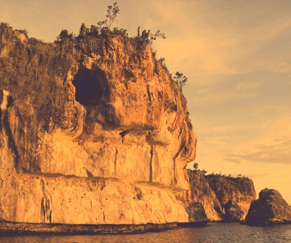 Пещера в скале над морем обои