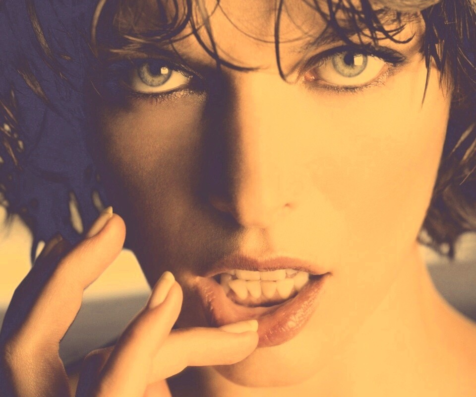 Мила Йововчи крупным планом обои