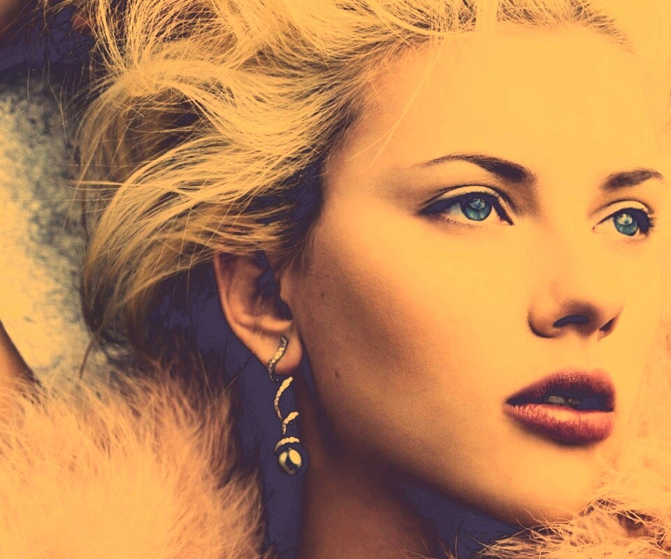 Скарлет Йохансон со змеиными серьгами обои