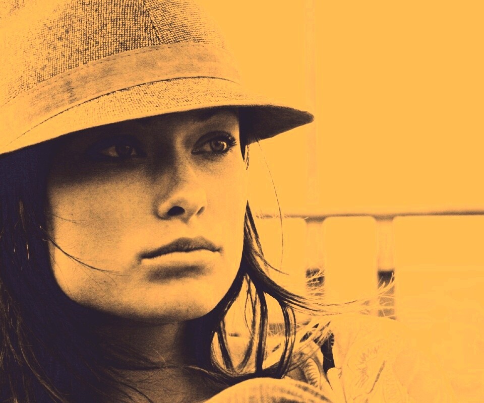 Оливия Уайлд в шикарной шляпе обои