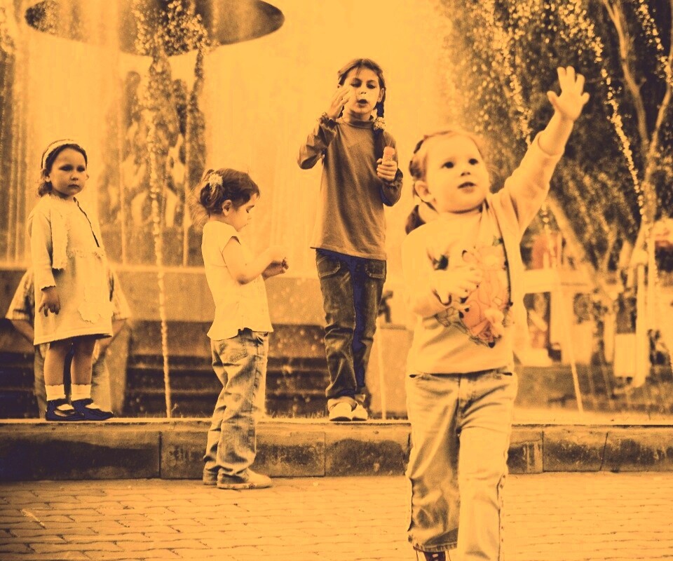 Дети у фонтана обои