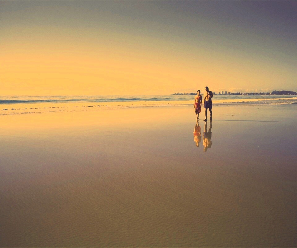 Прогулка у моря обои