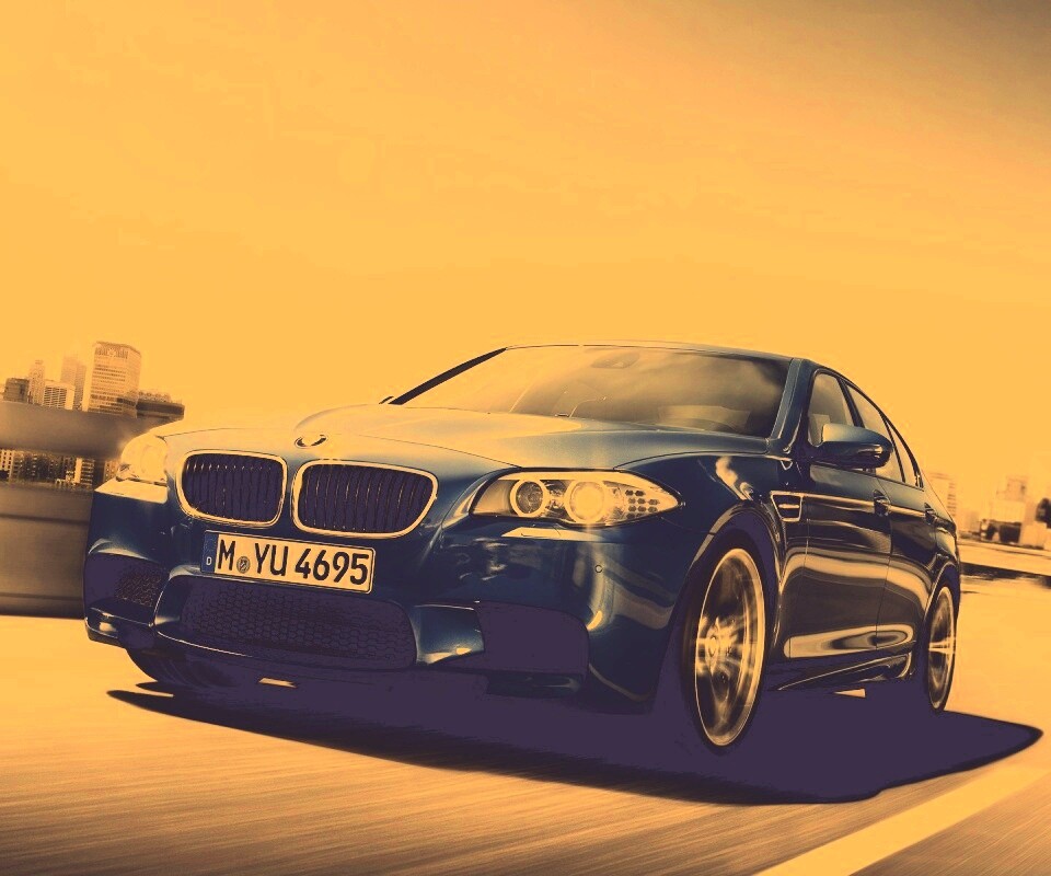 БМВ Ф10 в лучах солнца обои