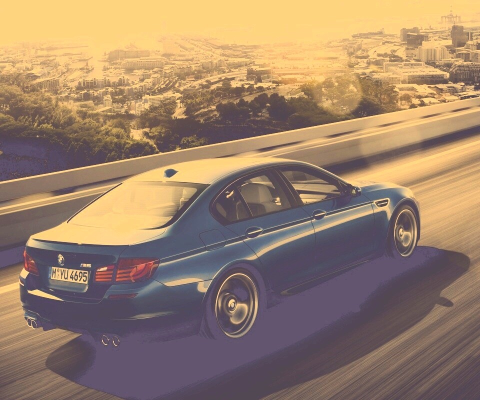 BMW F10 M5 на скоростной автостраде обои