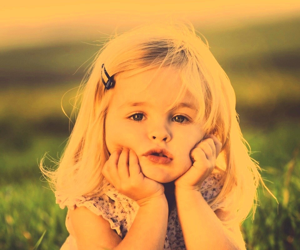 Малышка грустит обои