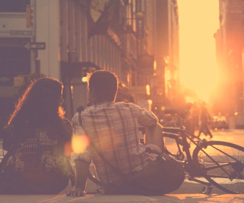 Девушка и парень с велосипедом на закате обои