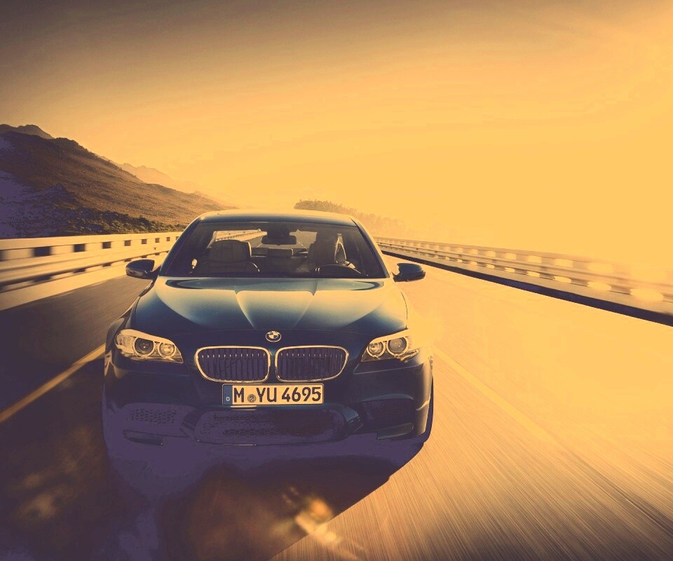 Синий БМВ на дороге обои
