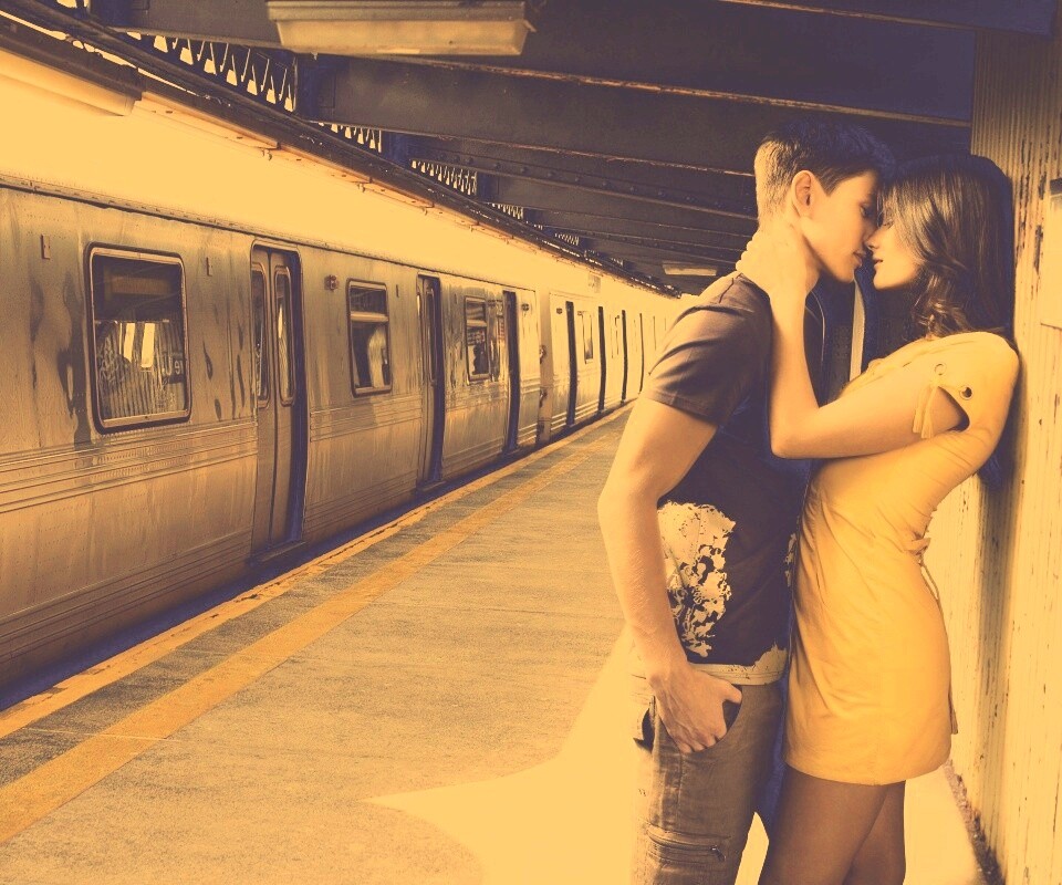 Прощание на станции метро обои