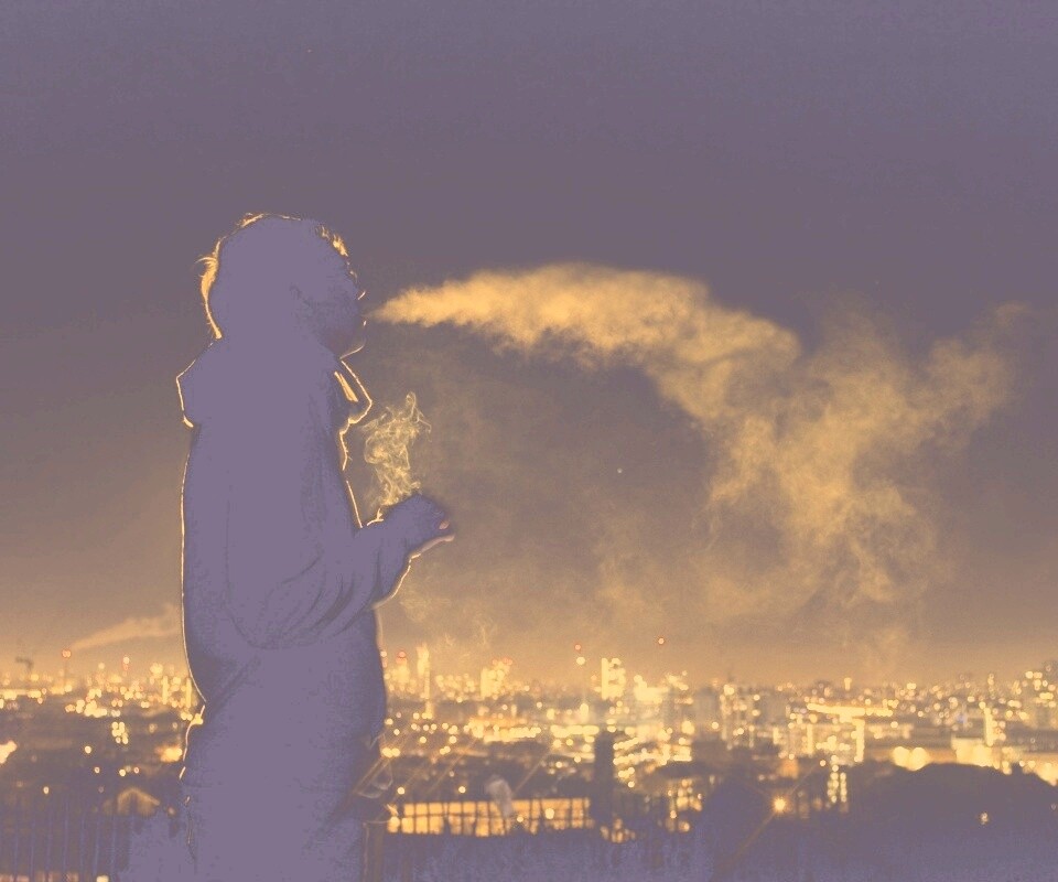 Курящий на крыше парень обои