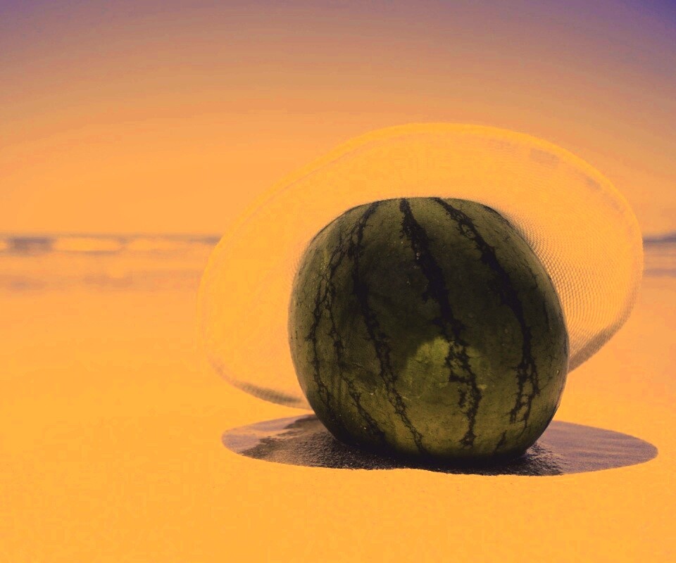 Арбуз в летней шляпке на пляже обои