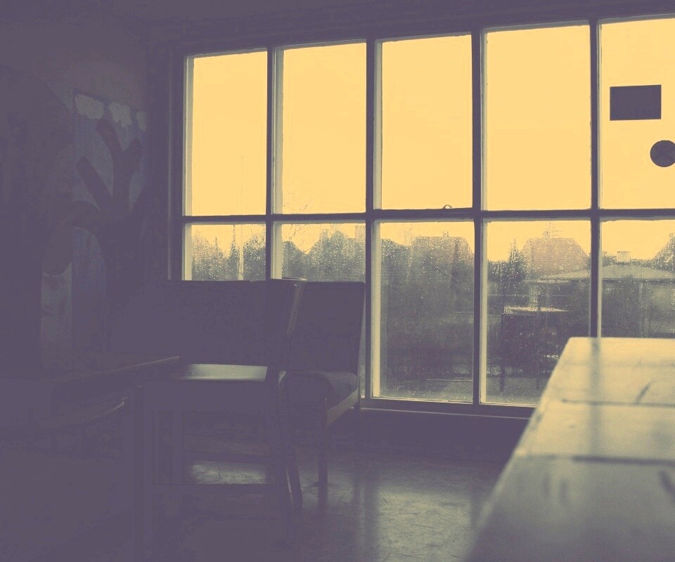 Тёмная комната и дождь за окном обои