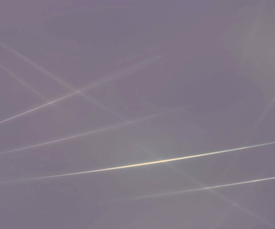 Лучи света на тёмно-синем фоне обои