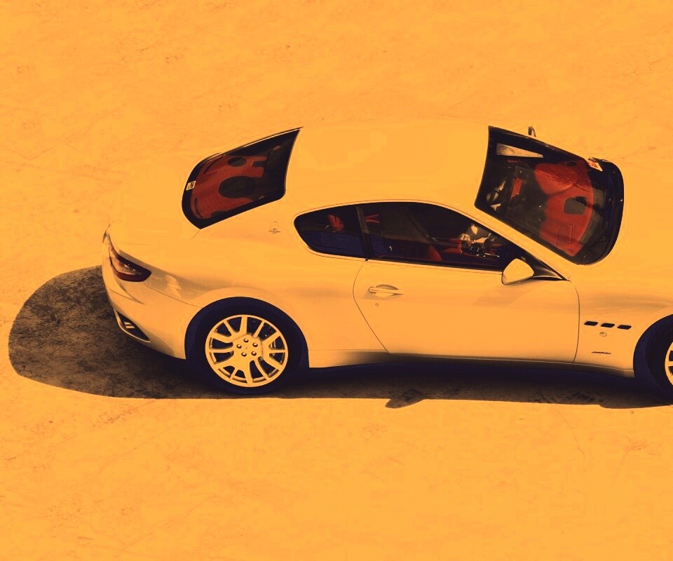 Белая мазерати на солнцепеке обои