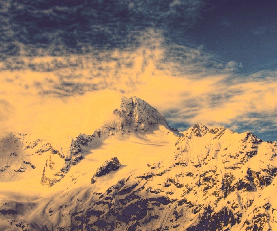 Снежные горные вершины на ветру обои