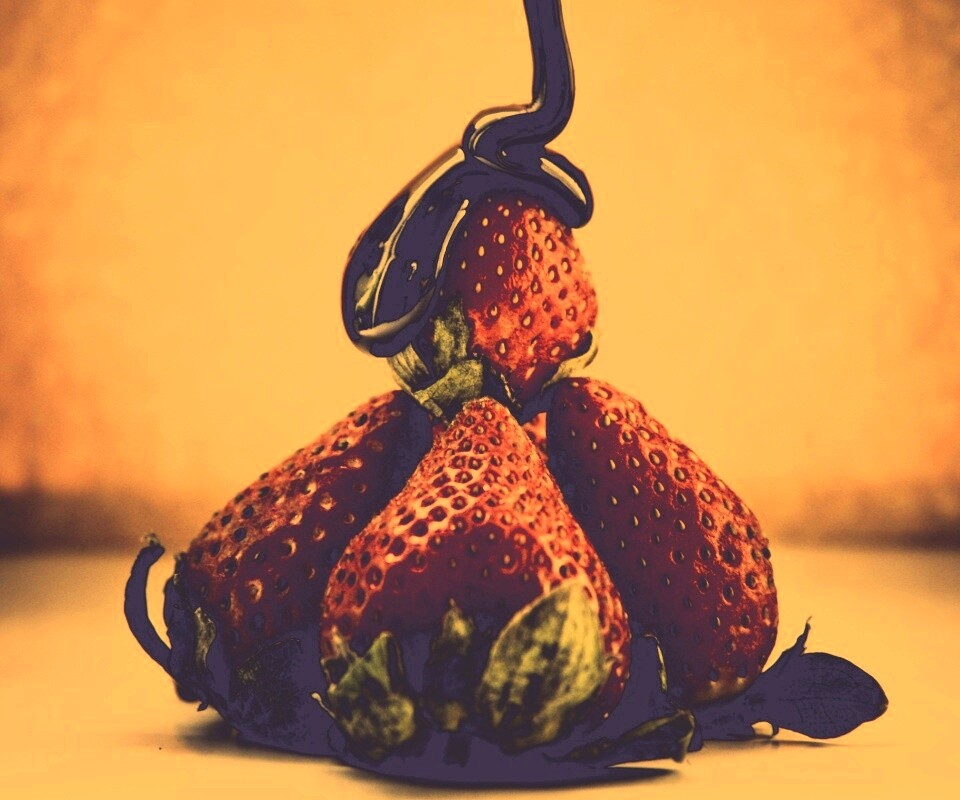 Аппетитная клубничка с шоколадом обои