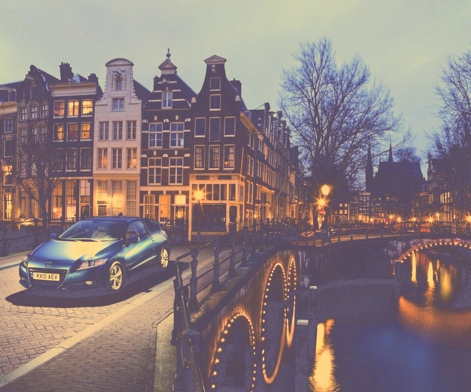 Автомобиль на мосту в свете фонаря обои