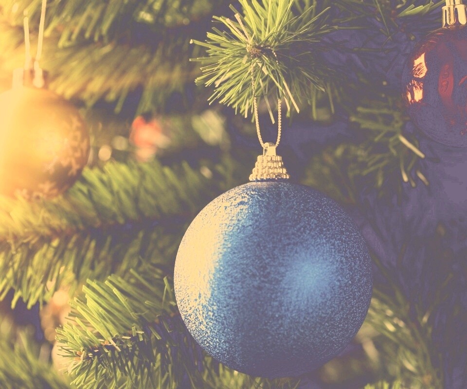 Шары на ёлке обои