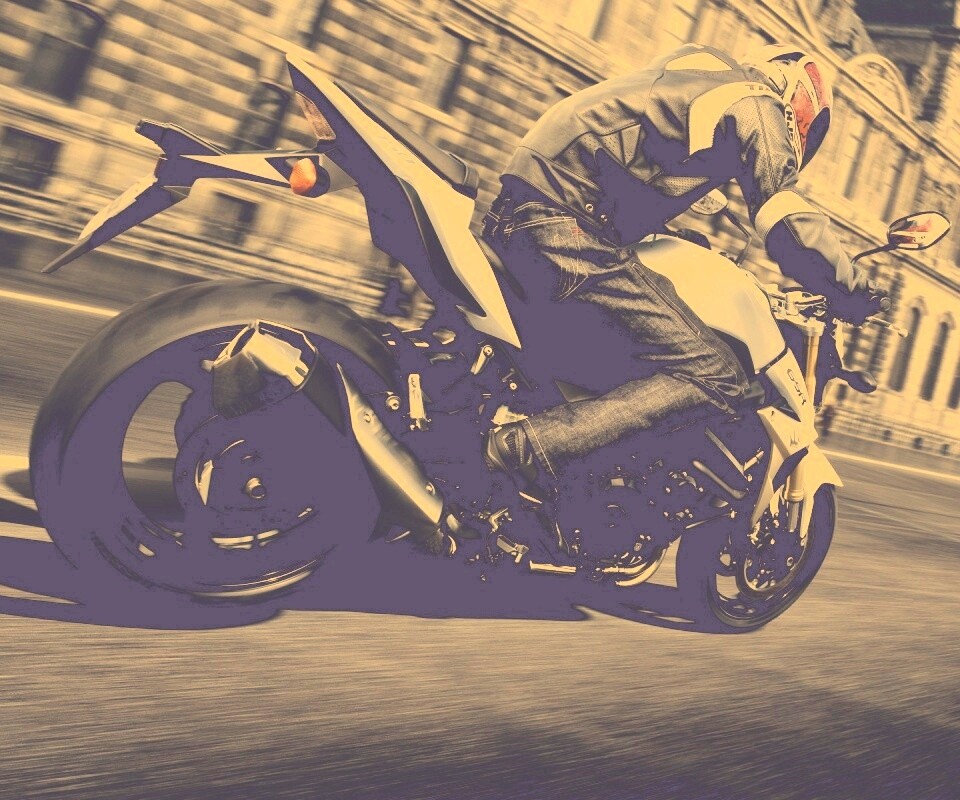 Мотоциклист мчится по городу обои