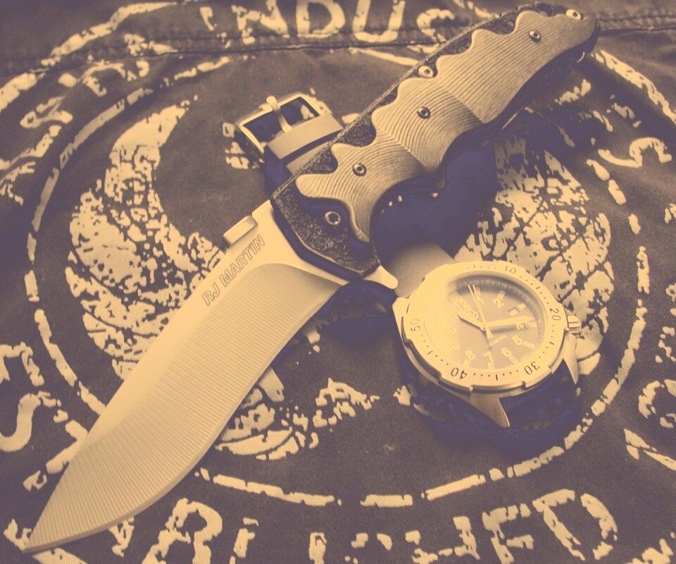 Солдатские часы и нож обои