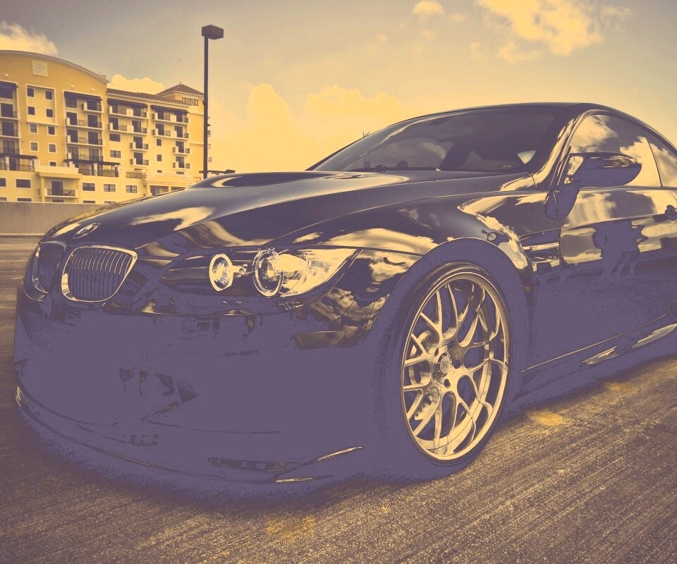 Красивый черный BMW на парковке обои