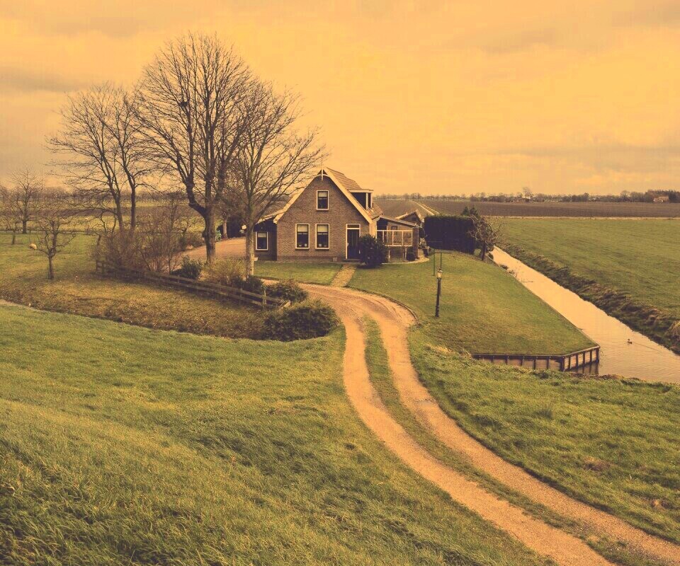 Дом в поле обои