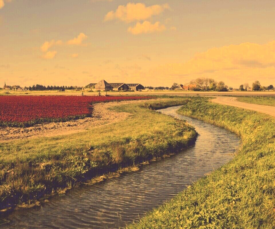 Канал вдоль дороги обои