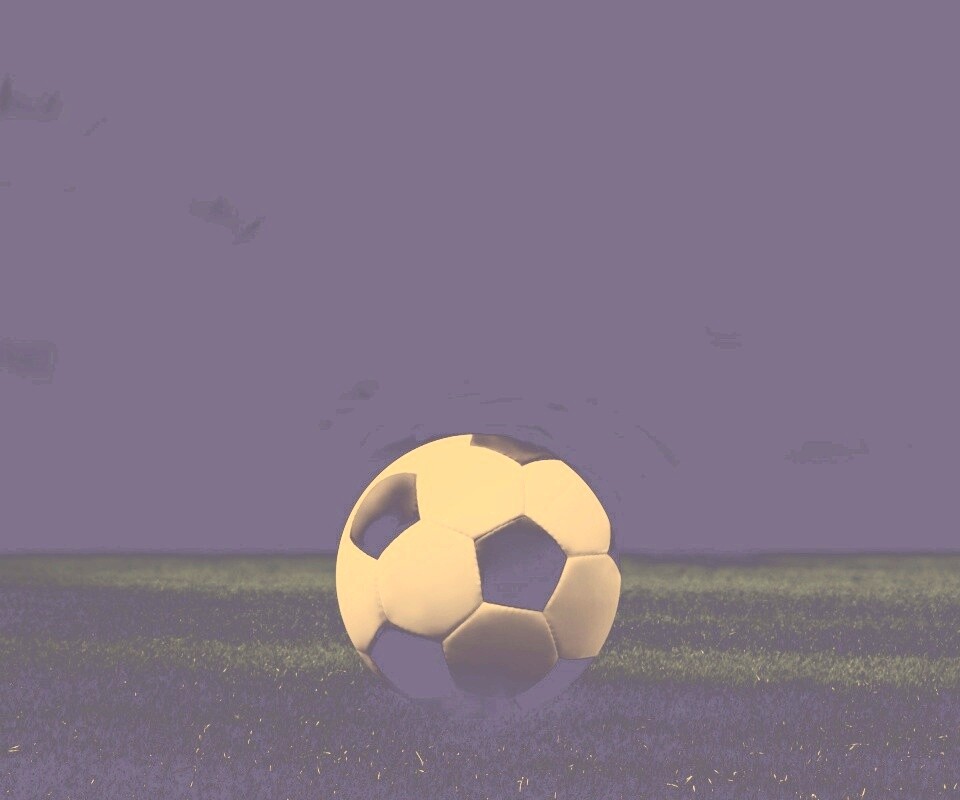 Футбольный мяч на темном поле обои