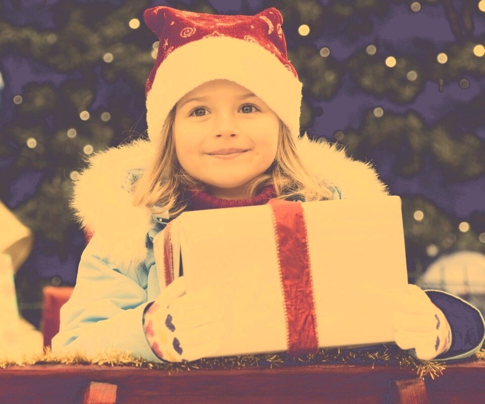 Ребенок с подарком обои