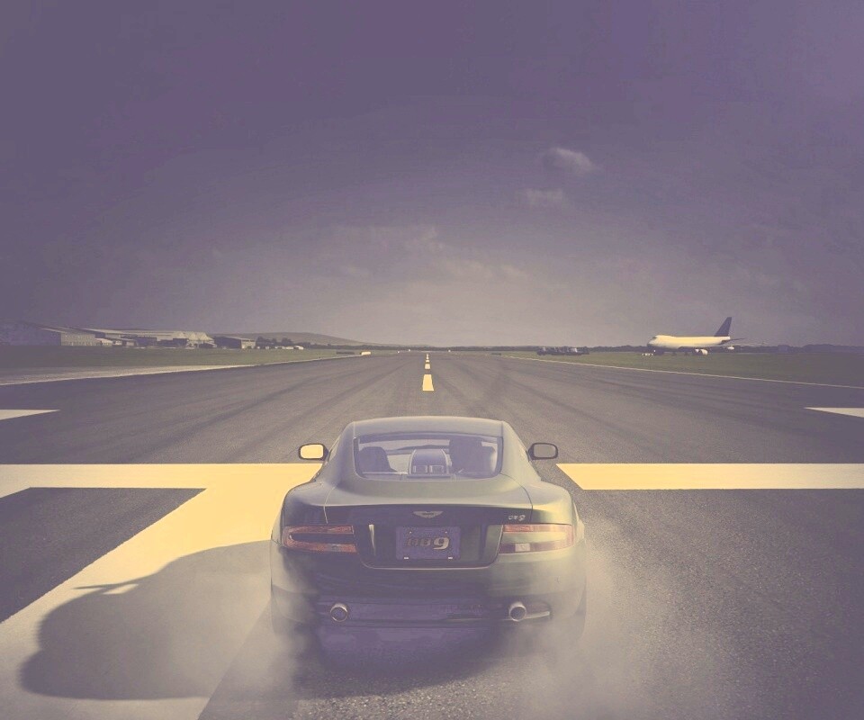 Aston на взлетной полосе обои