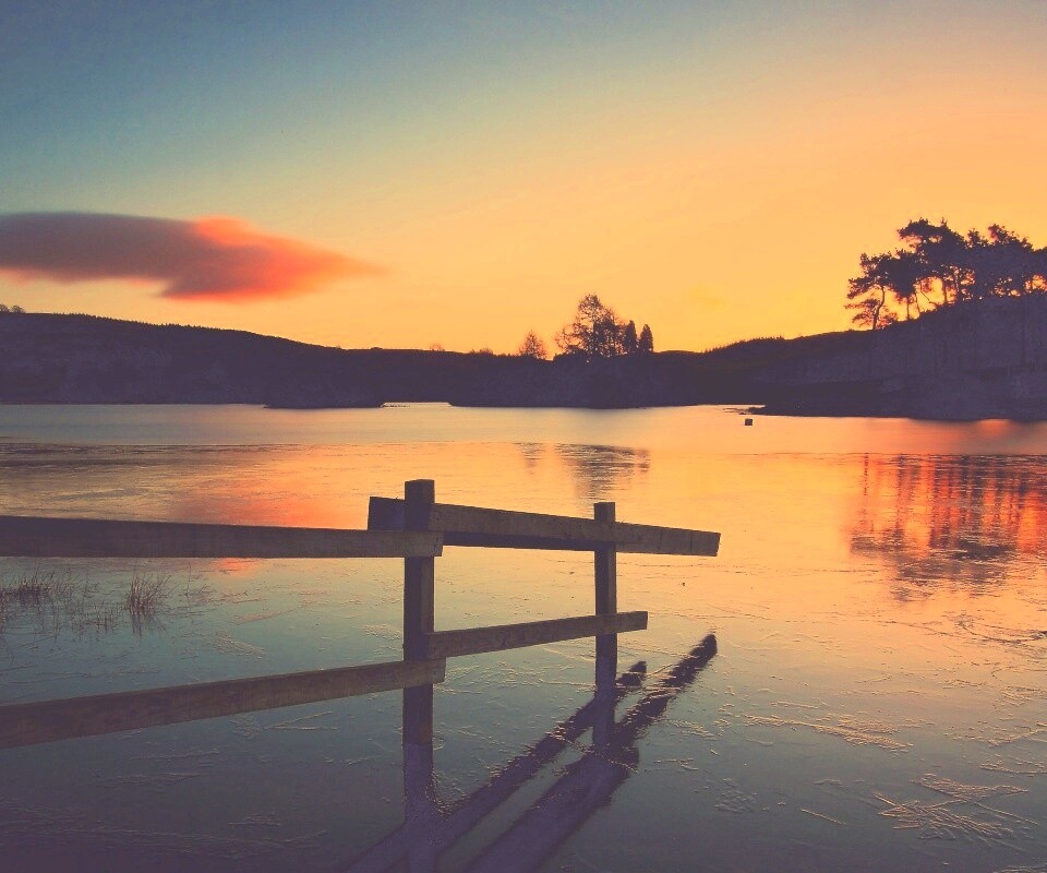 Красивый закат на озере обои