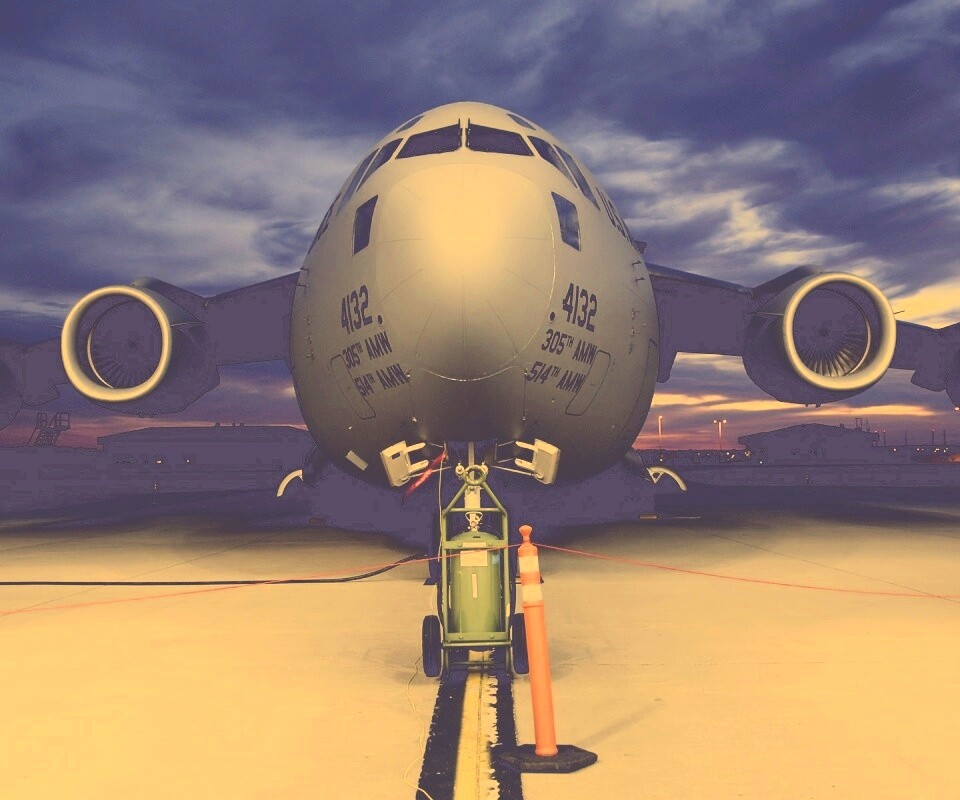 Самолет на взлетной полосе обои