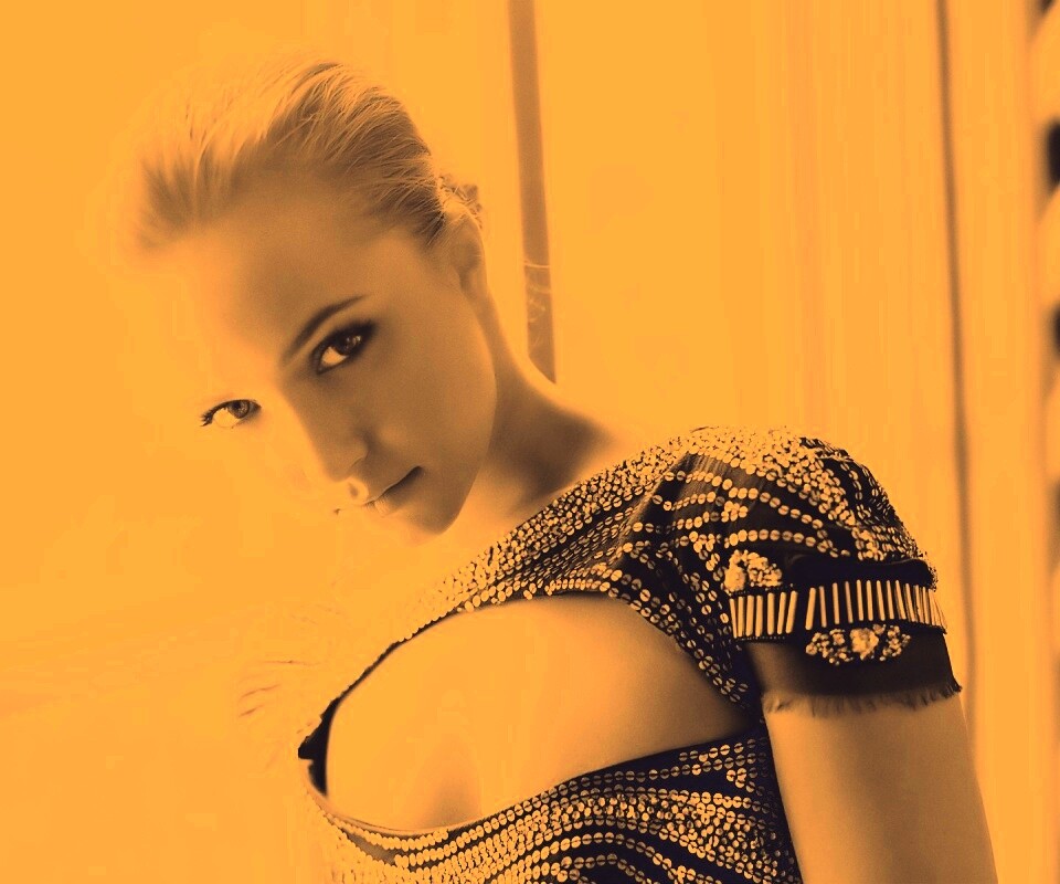 Блондинка у окна обои